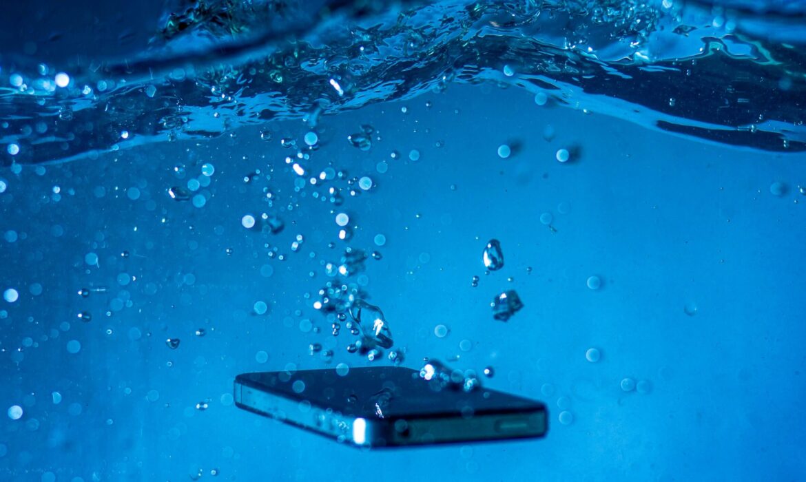 O que fazer se o celular cair na água?
